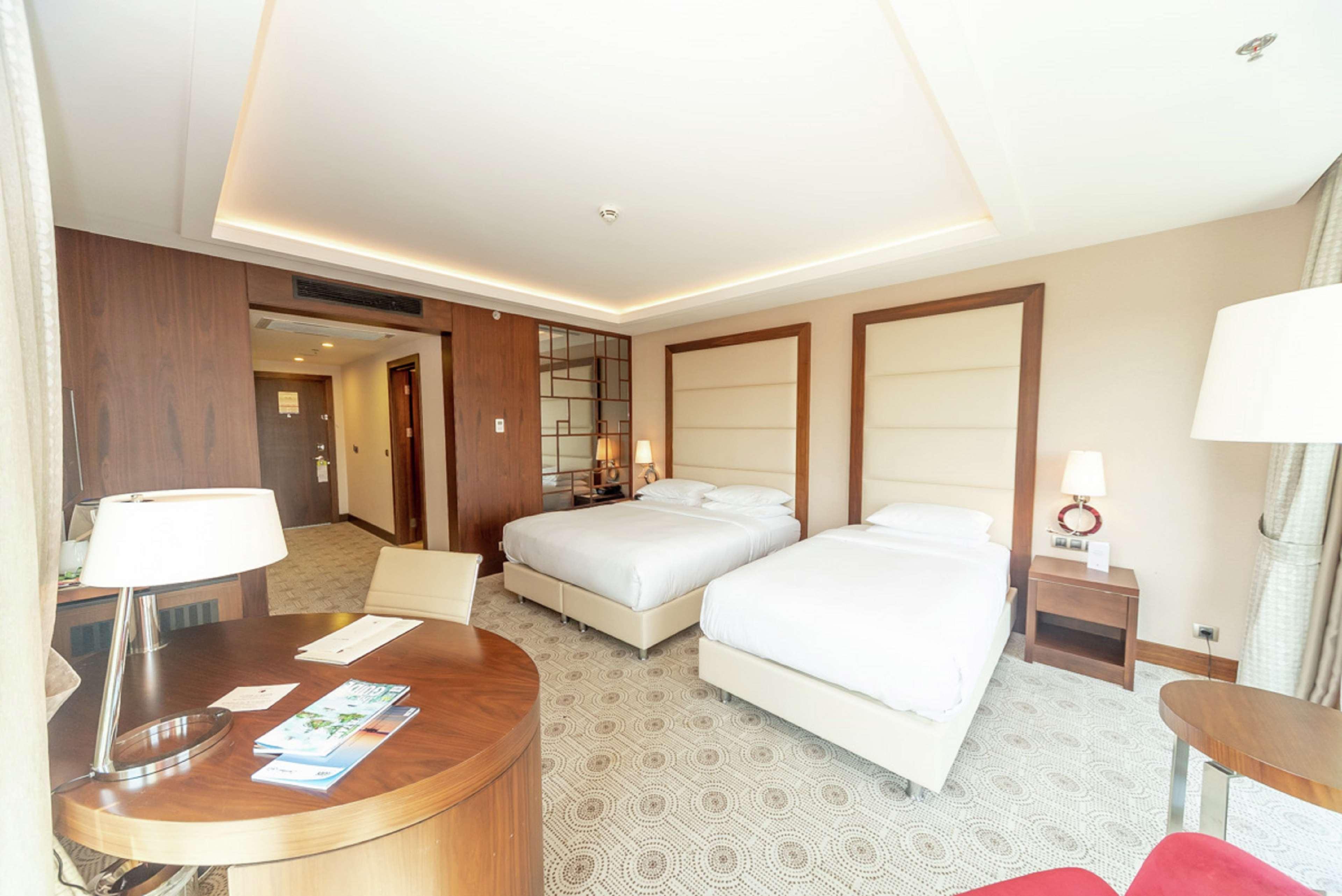 Doubletree By Hilton Istanbul Topkapi Hotel Bagian luar foto